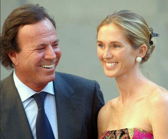 Julio Iglesias y Miranda Rynsburger en la boda de Ana Aznar en 2002