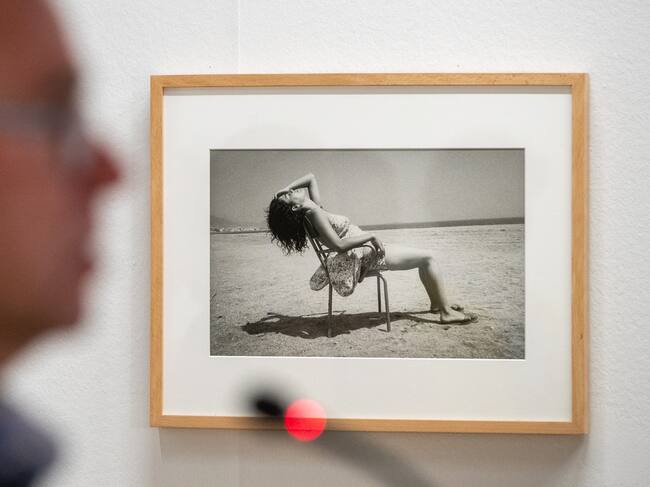 ZARAGOZA (ARAGÓN), 13/07/2023.- Fotografía parte de la exposición "Carlos Saura fotógrafo. Una vida tras la cámara", este jueves, en La Lonja de Zaragoza. Por pasión y por diversión, así entendía la fotografía el cineasta aragonés Carlos Saura de la que dejó constancia a lo largo de toda su vida y en la que se inició a los 11 años cuando trató de construir su primera cámara. EFE/ Javier Cebollada