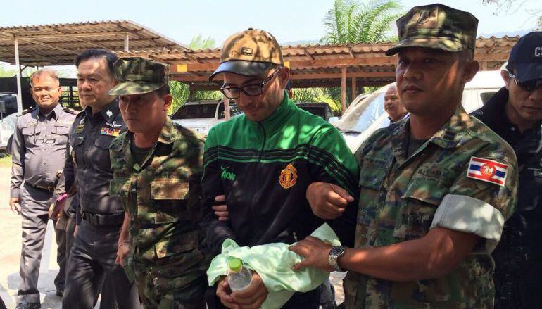 Artur Segarra, principal sospitós de l'assassinat de David Bernat, escortat per soldats tailandesos 