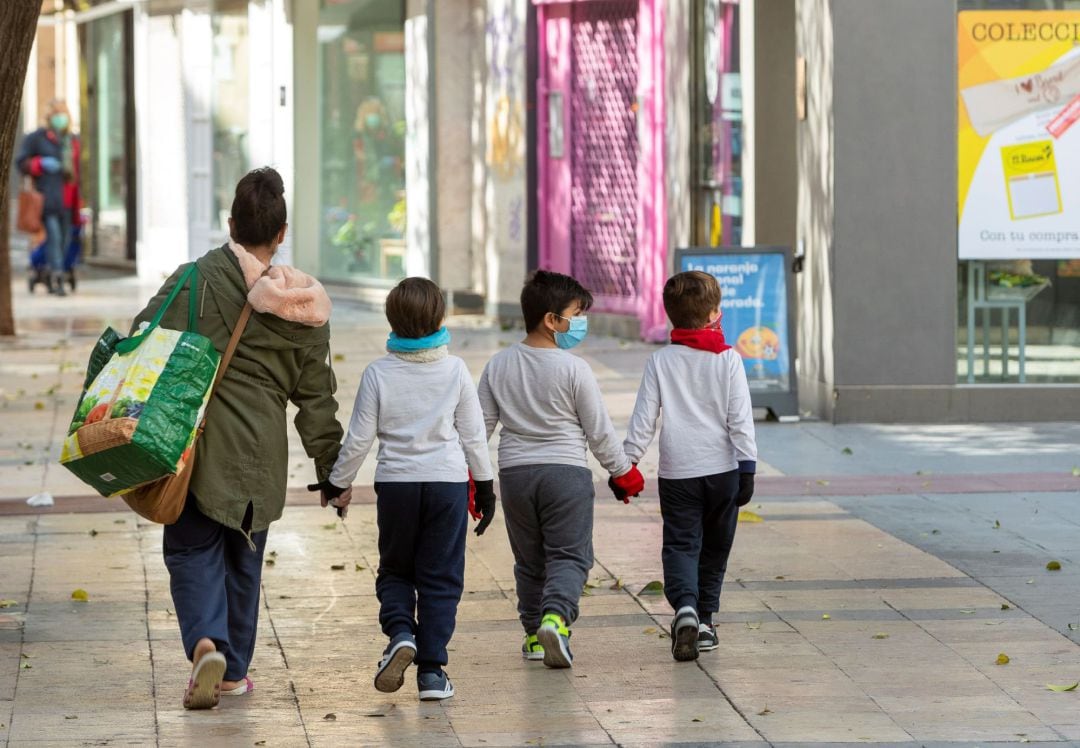 Los niños podrán salir a partir de mañana a la calle. EFE JAVIER BELVER