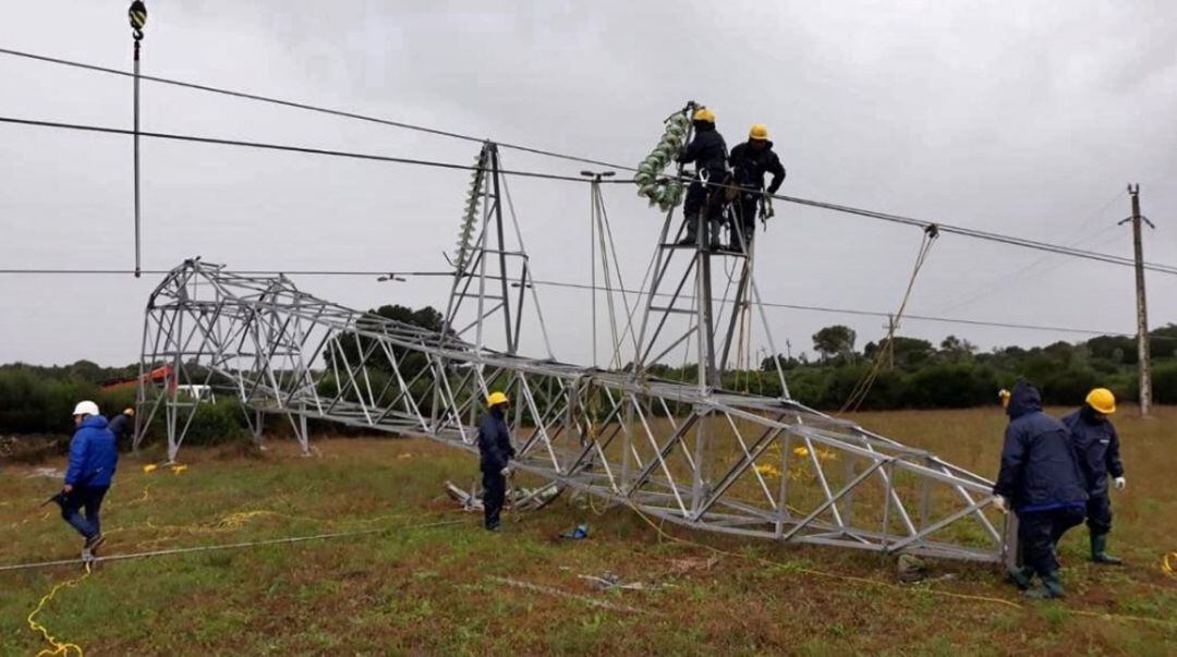 Los operarios de Endesa y Red Eléctrica trabajan con la amyor rapidez posible para reconectar las líneas de alta tensión.