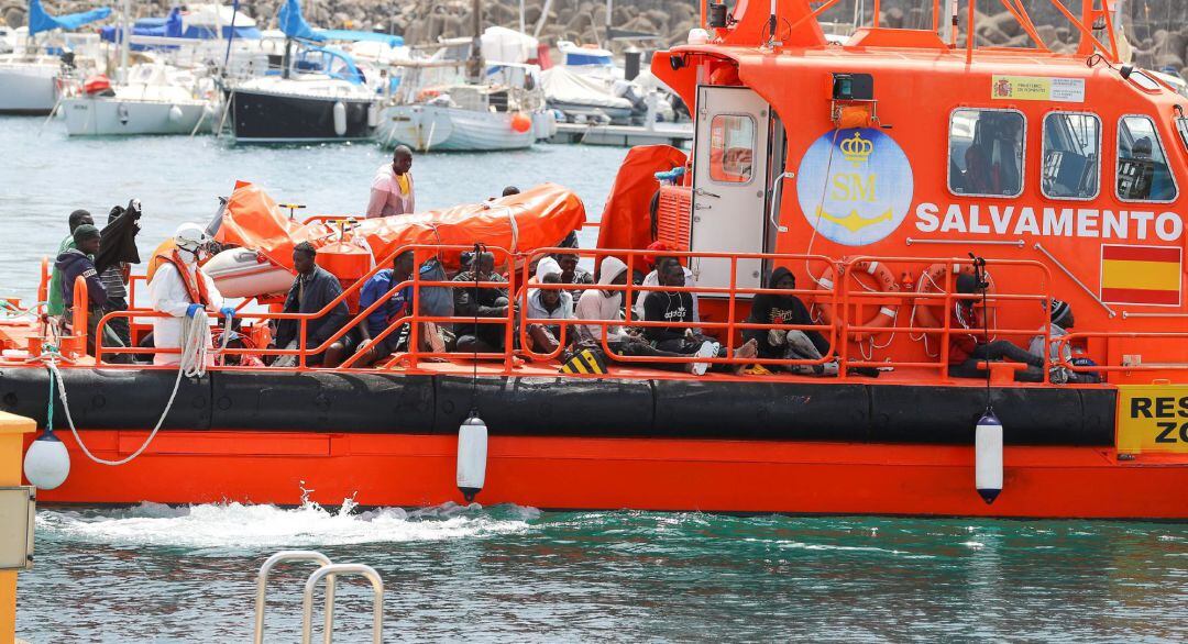 El buque de Salvamento Marítimo Salvamar Nunki en la costa de Gáldar (Gran Canaria)