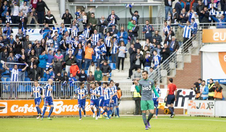 Los jugadores del Alavés celebran el gol de Manu que puso el 2-0 en el marcador.