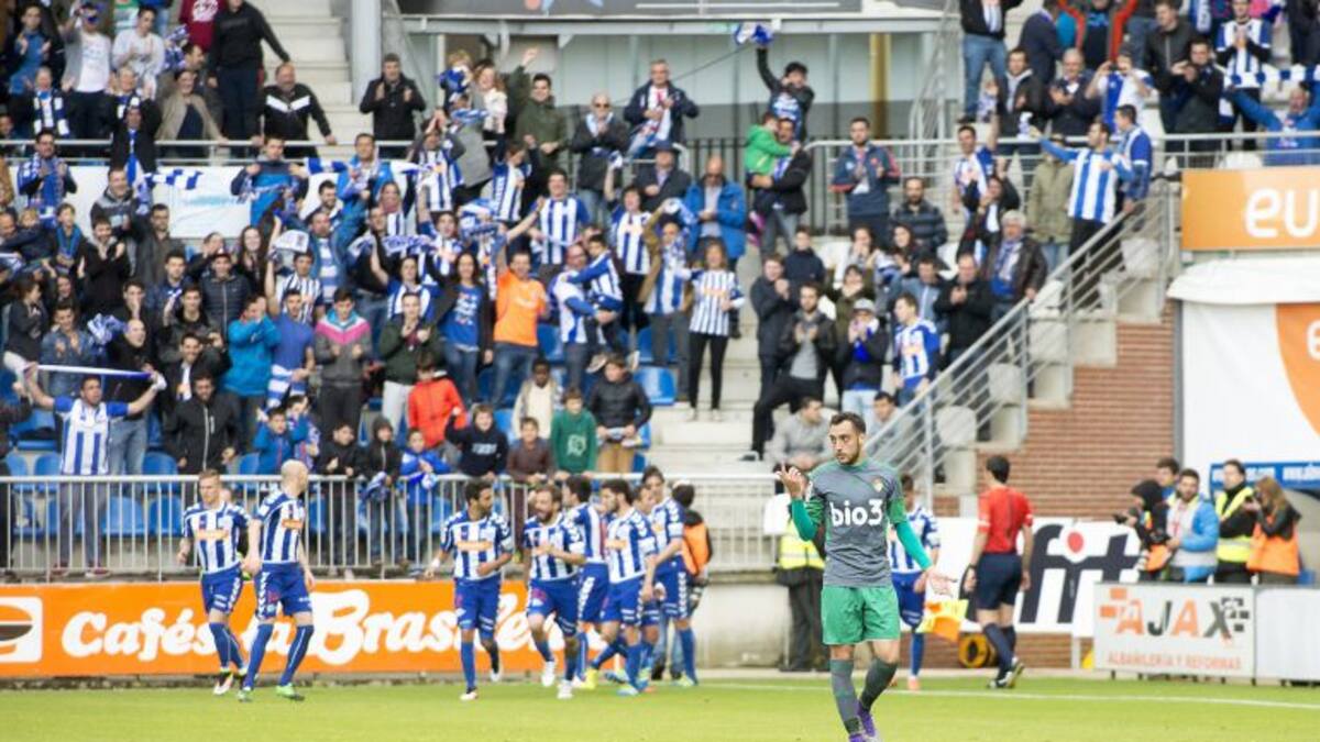 El Alavés acaricia la Primera División tras vencer a la Ponferradina (2-0)