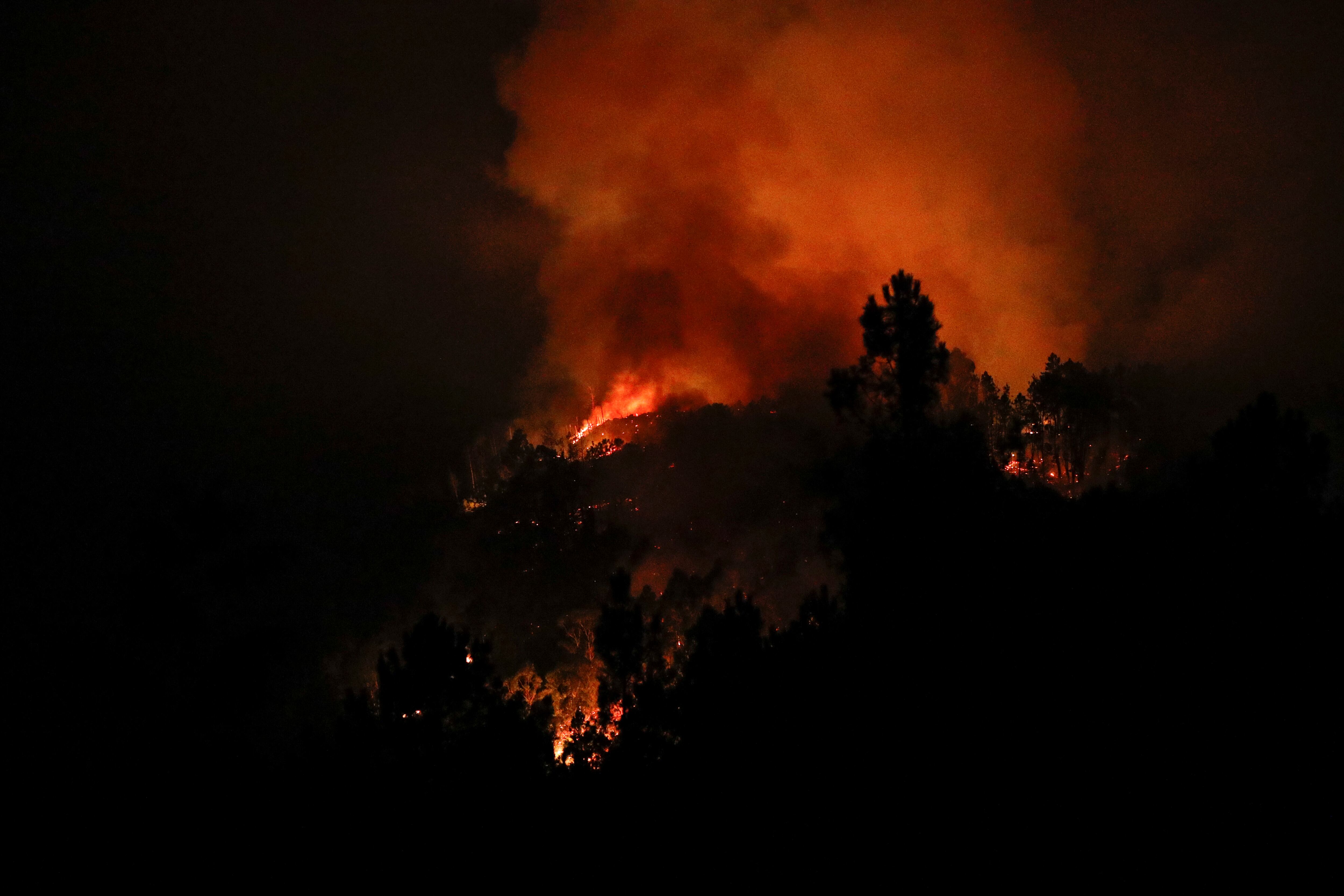 La Consellería do Medio Rural ha decretado la situación dos de alerta como medida preventiva por la proximidad de un incendio forestal al nucleo de población de Lomís, en la parroquia de Pombeiro, en el municipio lucense de Pantón.