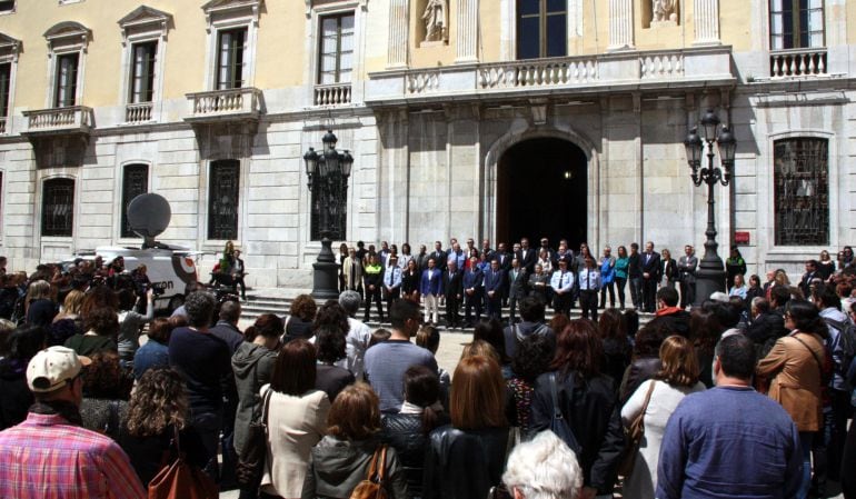 La plaça de la Font de Tarragona durant el minut de silenci per l'homicidi d'una dona de 54 anys.