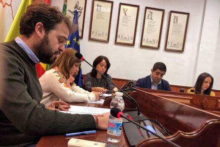 Momento en el que el alcalde de Bedmar, Juan Francisco Serrano, da lectura a la moción