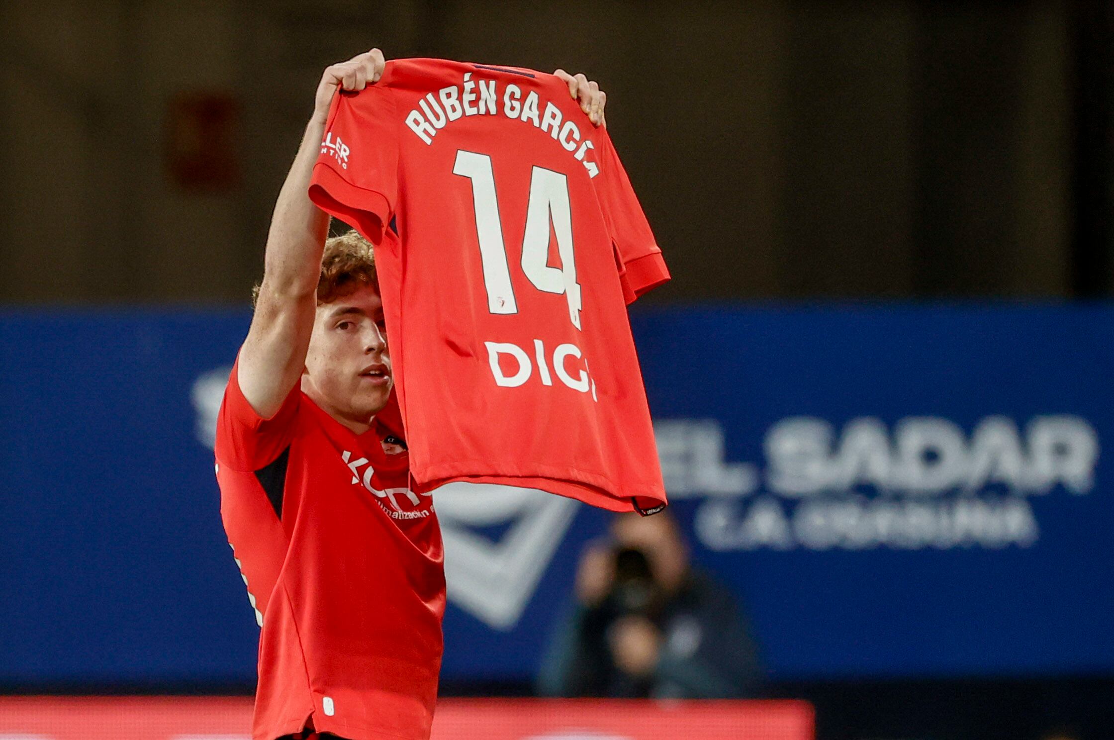 Víctor Muñoz celebra el gol de Osasuna al Elche en el Sadar con dedicatoria especial para su compañero Rubén García ausente por un problema familiar 