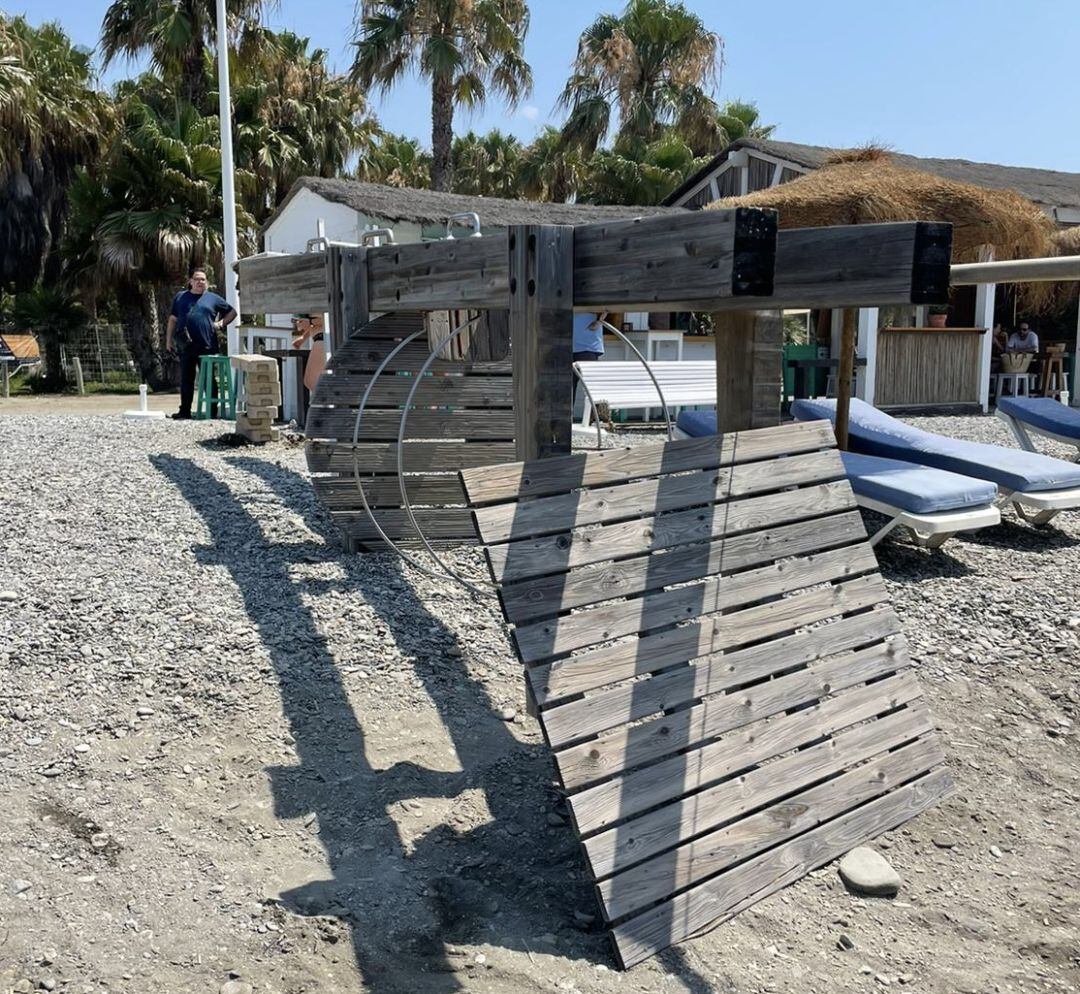 Torreta de vigilancia caida en Playa Granada