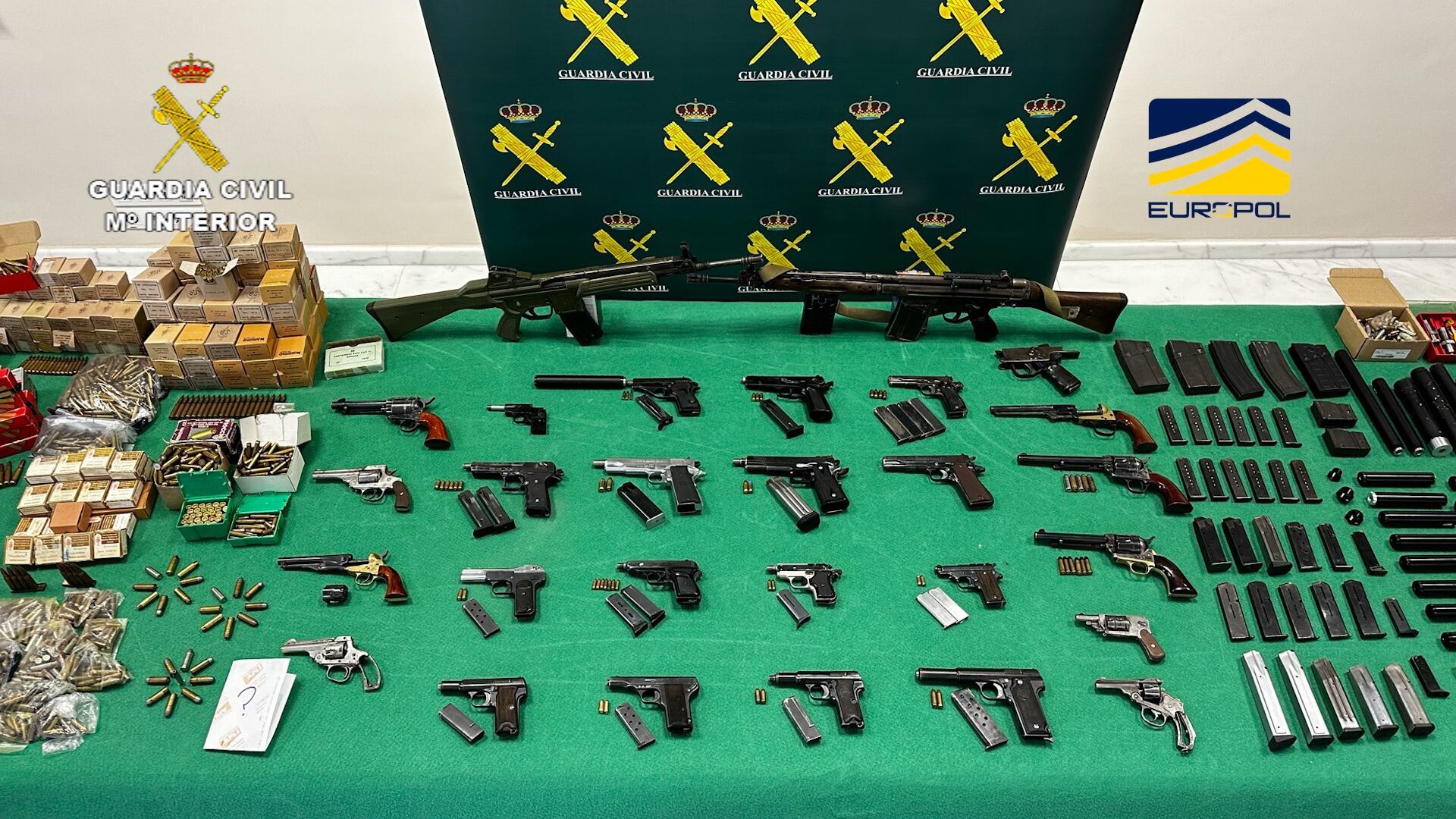 Armas de las que se ha incautado la Guardia Civil en el marco de la Operación Carmelo.