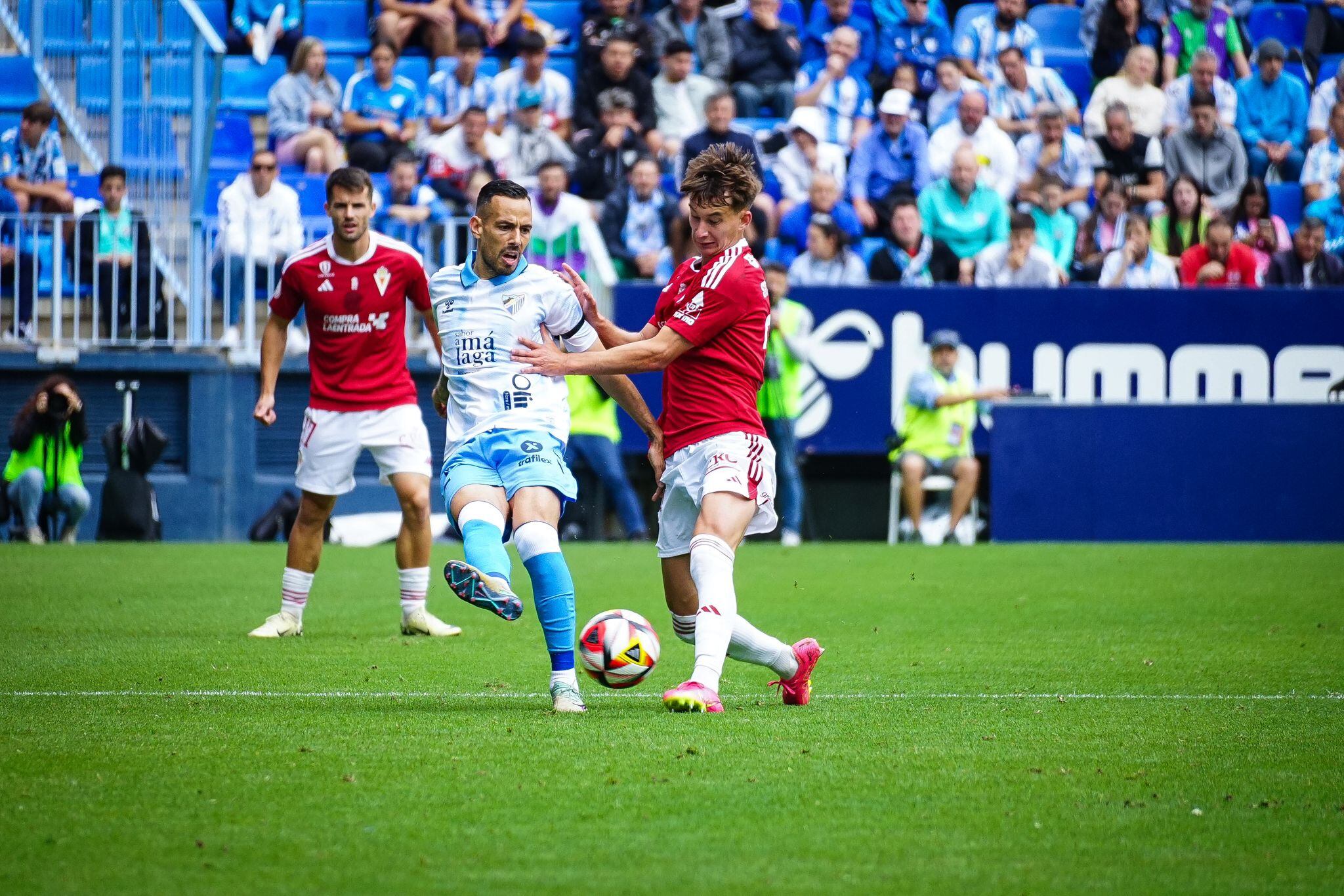 Los pimentoneros pelean un balón en La Rosaleda