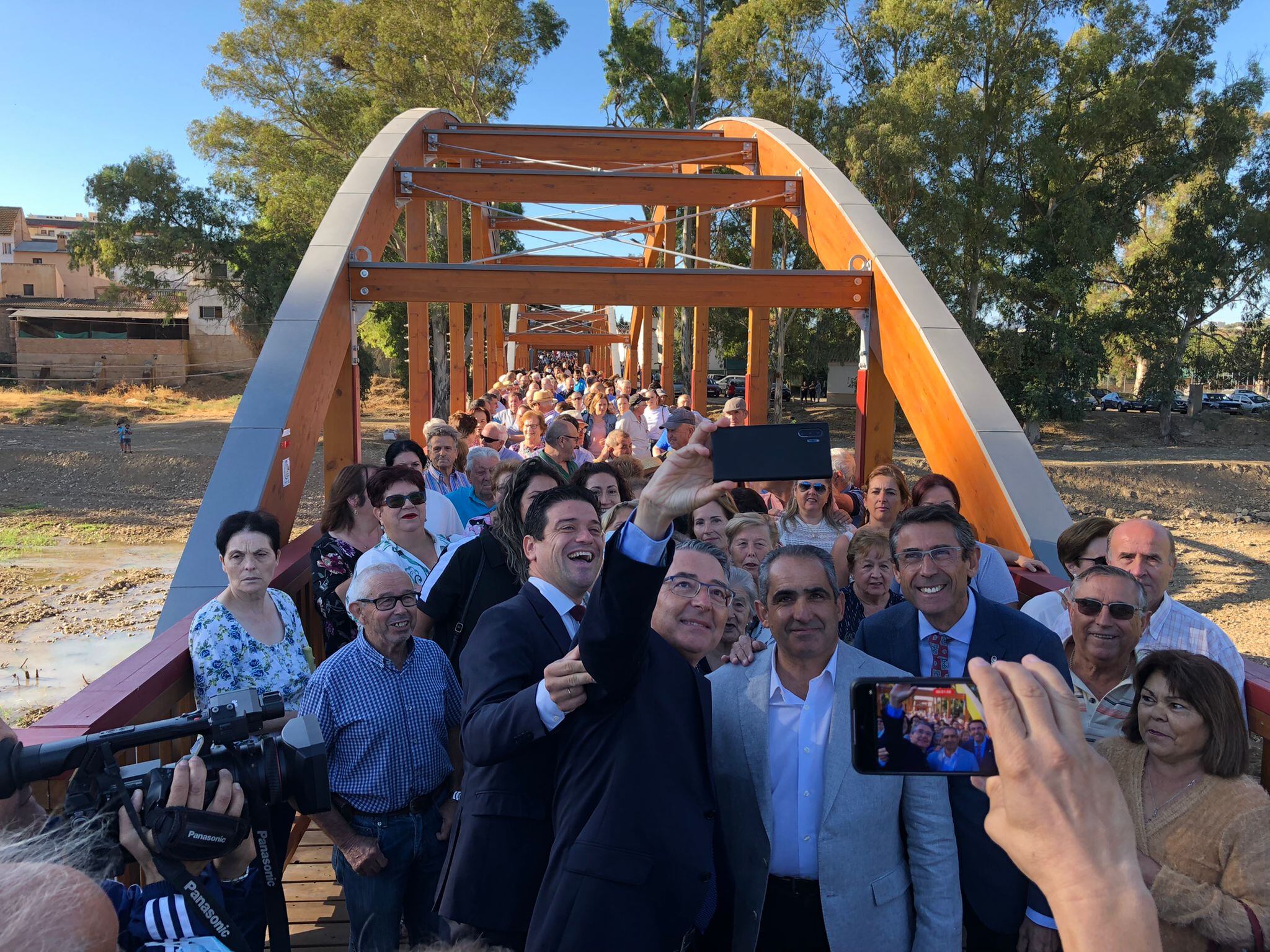 La nueva pasarela peatonal es de madera y cuenta con una longitud de 90 metros