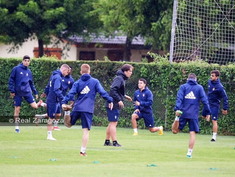 Los jugadores estiran sobre el césped del campo de Villaboya