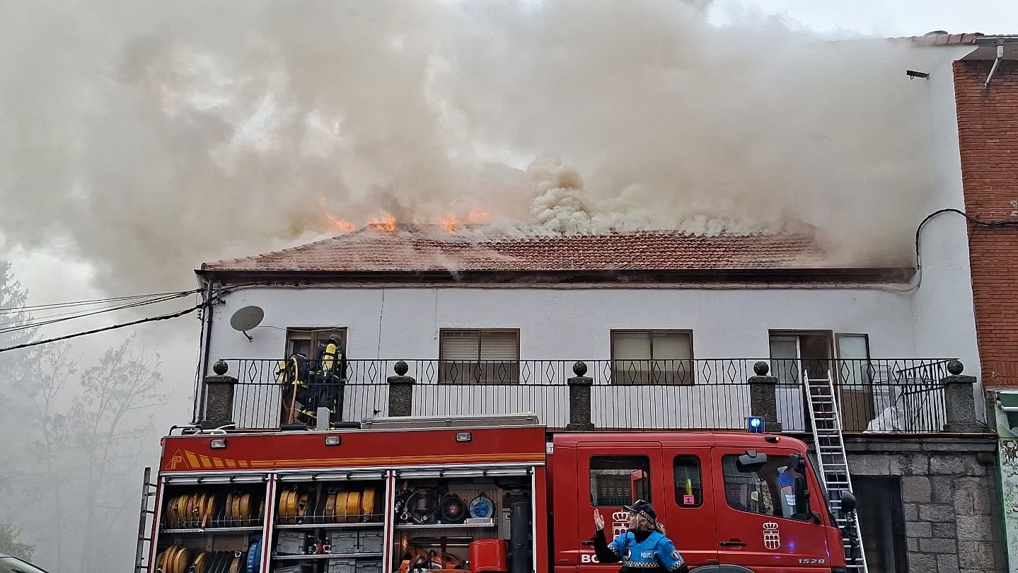 Un incendio en un edificio de San Rafael obliga a cortar un carril de la travesía
