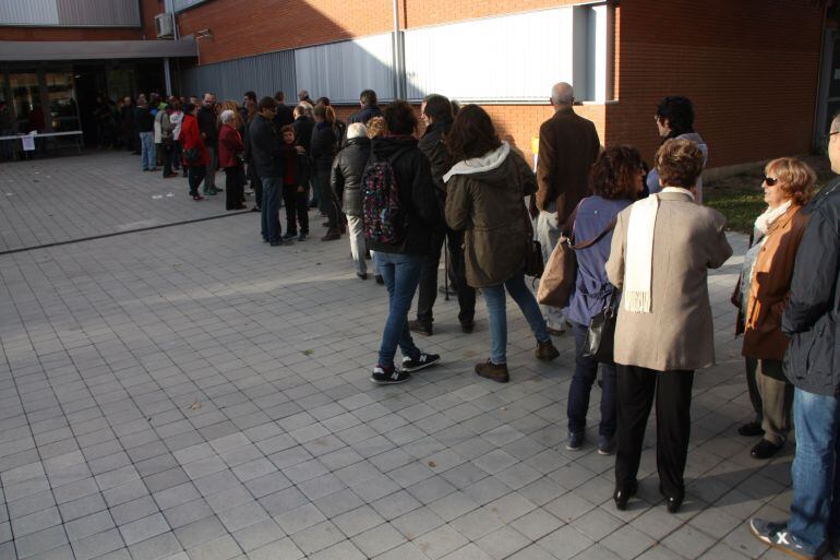 Les cues que s'han fet a primera hora de l'IES Jaume Sobrequés de Girona