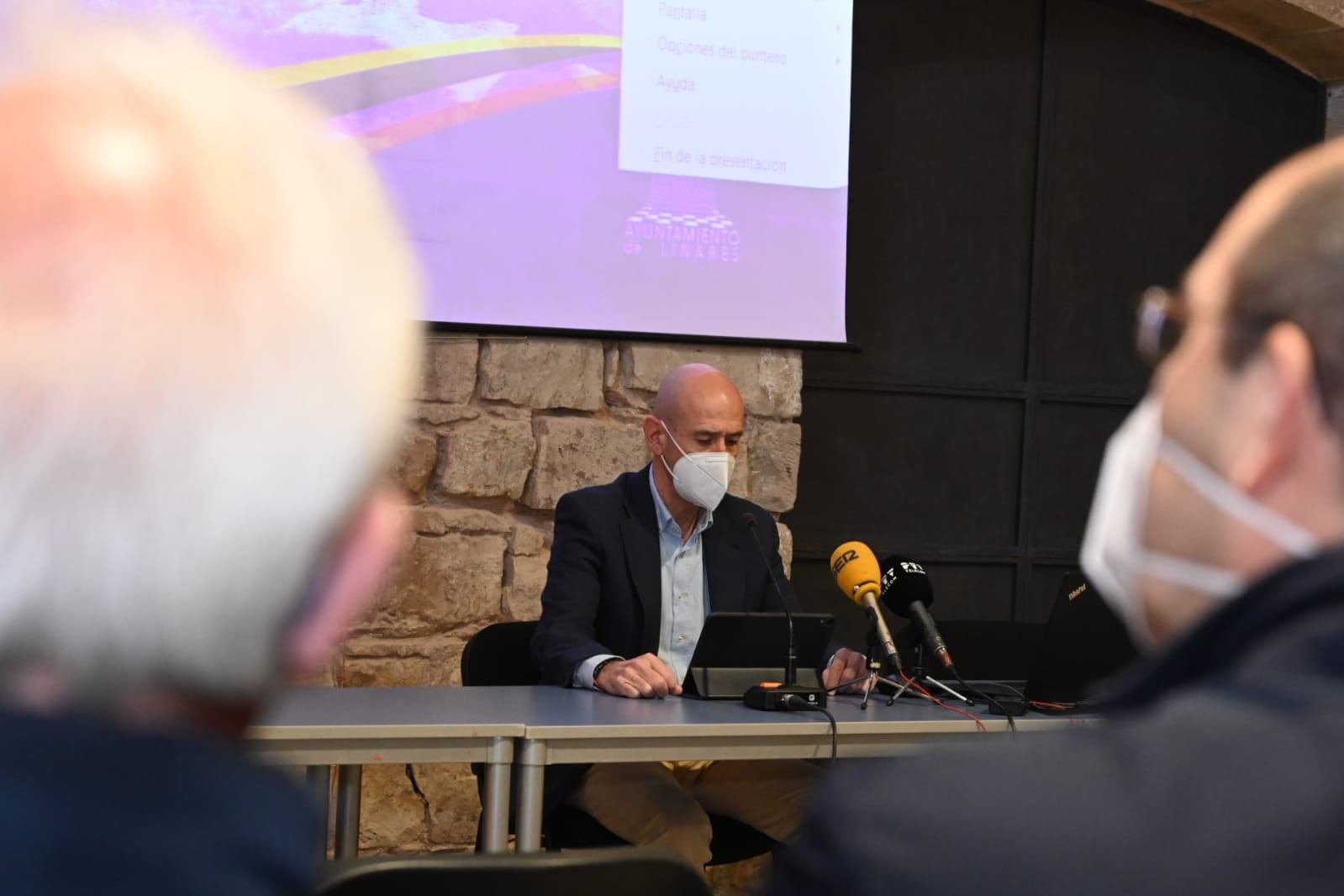 Pedro Cintero, concejal de Deportes, durante la presentación del "Trail Running Center" en Linares.
