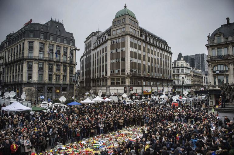 Cientos de personas guardan un minuto de silencio en la Plaza de la Bolsa en Bruselas (Bélgica) este 24 de marzo tras los atentados del pasado martes.