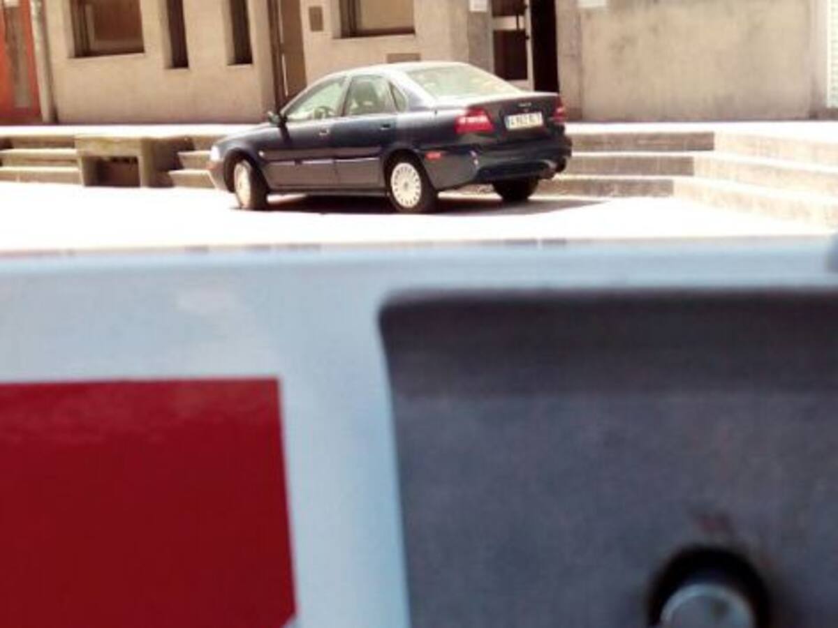 La valla de la discordia en la Avenida de Oza