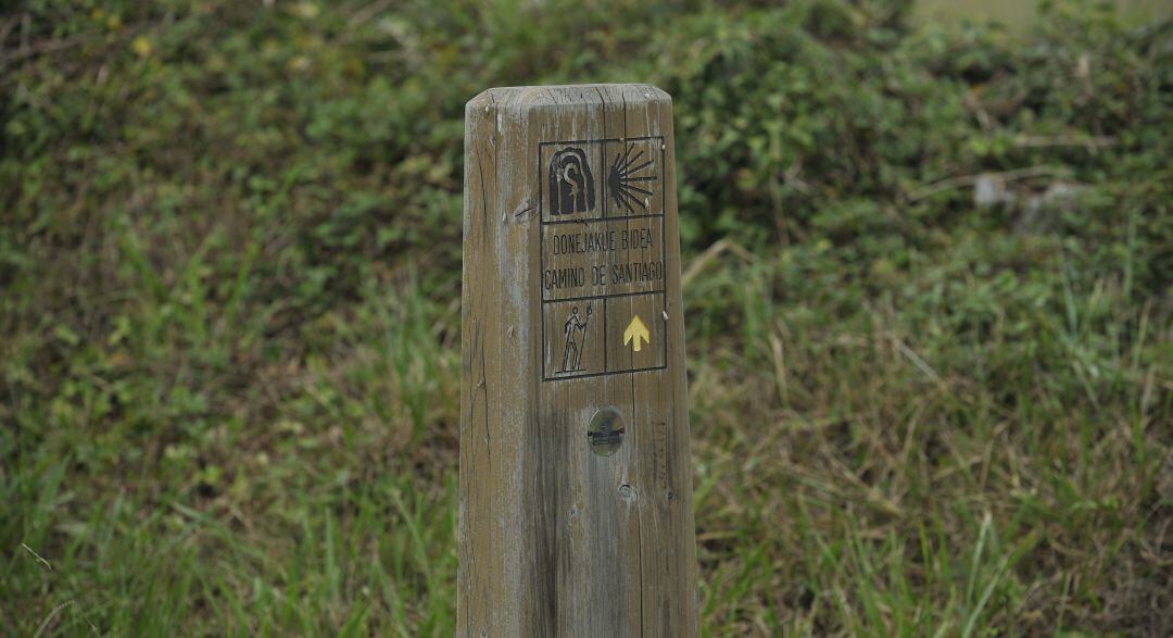 Poste que indica la ruta del Camino de Santiago en las inmediaciones de Deba.