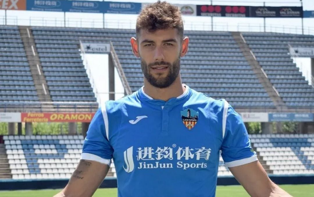 Adrián León posando con la camiseta del Lleida