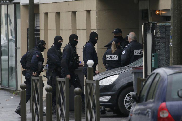 La policía francesa durante la operación desarrollada este jueves en el barrio parisino de Argenteuil