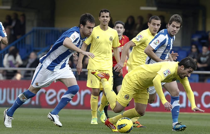 El jugador del Villarreal, Cani, pelea con los jugadores de la Real Sociedad en El Madrigal