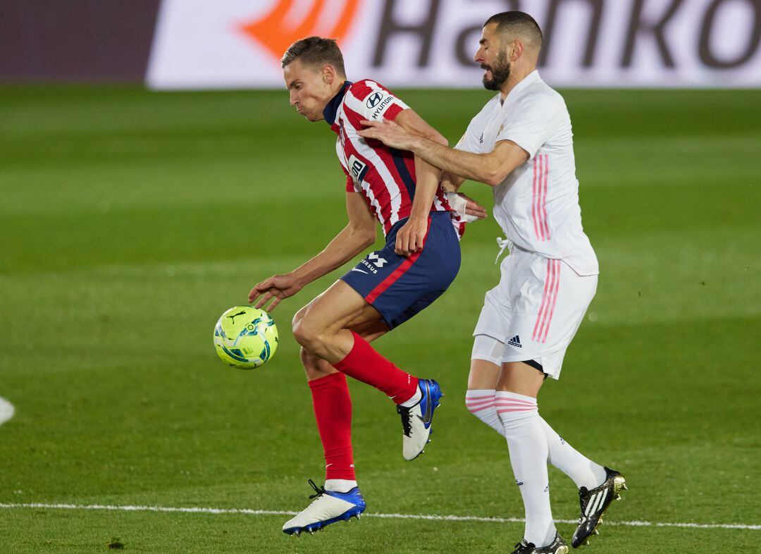 Marcos Llorente y Karim Benzema pelean por el esférico