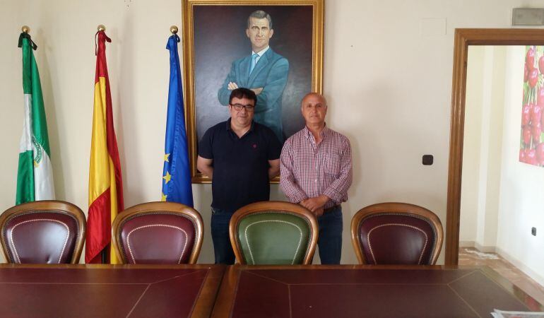 Cristóbal Rodríguez (izq.), alcalde de Castillo de Locubín y Antonio Luque, concejal y alcalde de Ventas del Carrizal (der.)