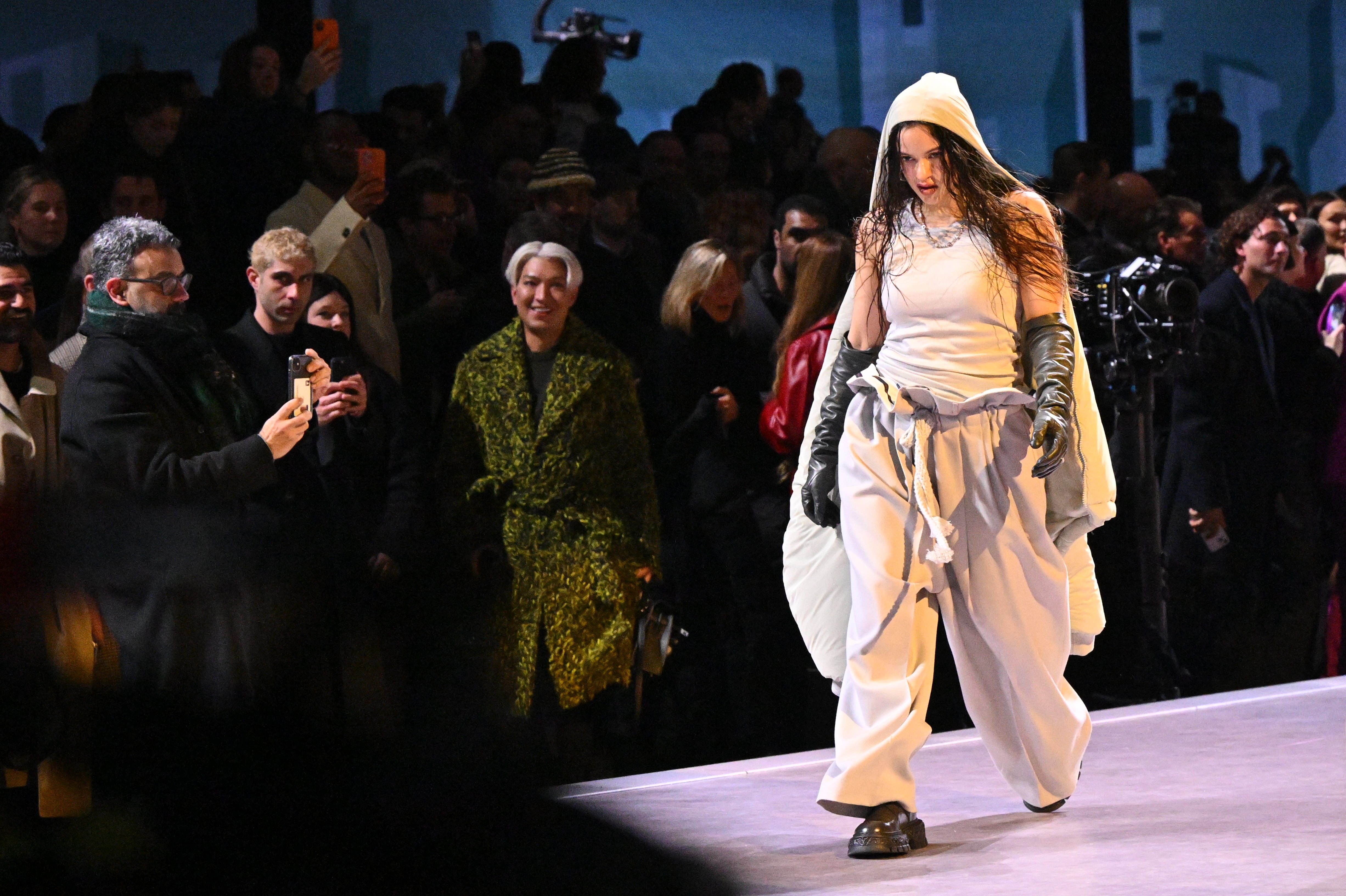 Rosalía en el desfile de Louis Vuitton Menswear Fall-Winter 2023-2024 