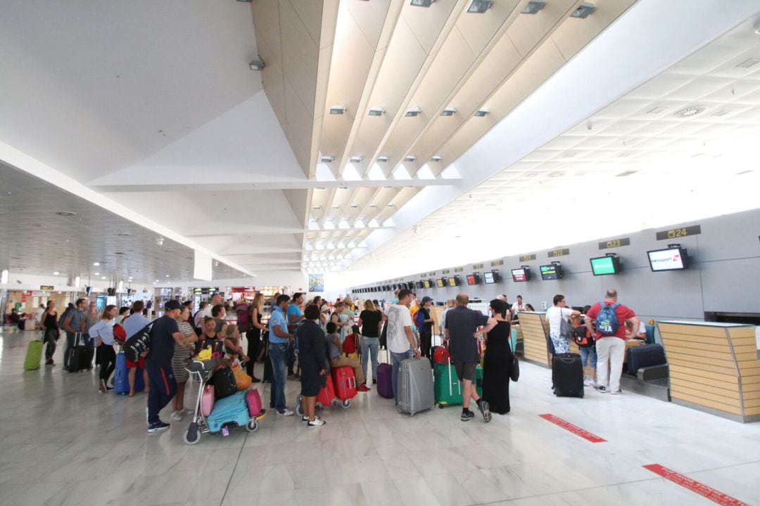 El aeropuerto de Almería por debajo del millón de pasajeros.