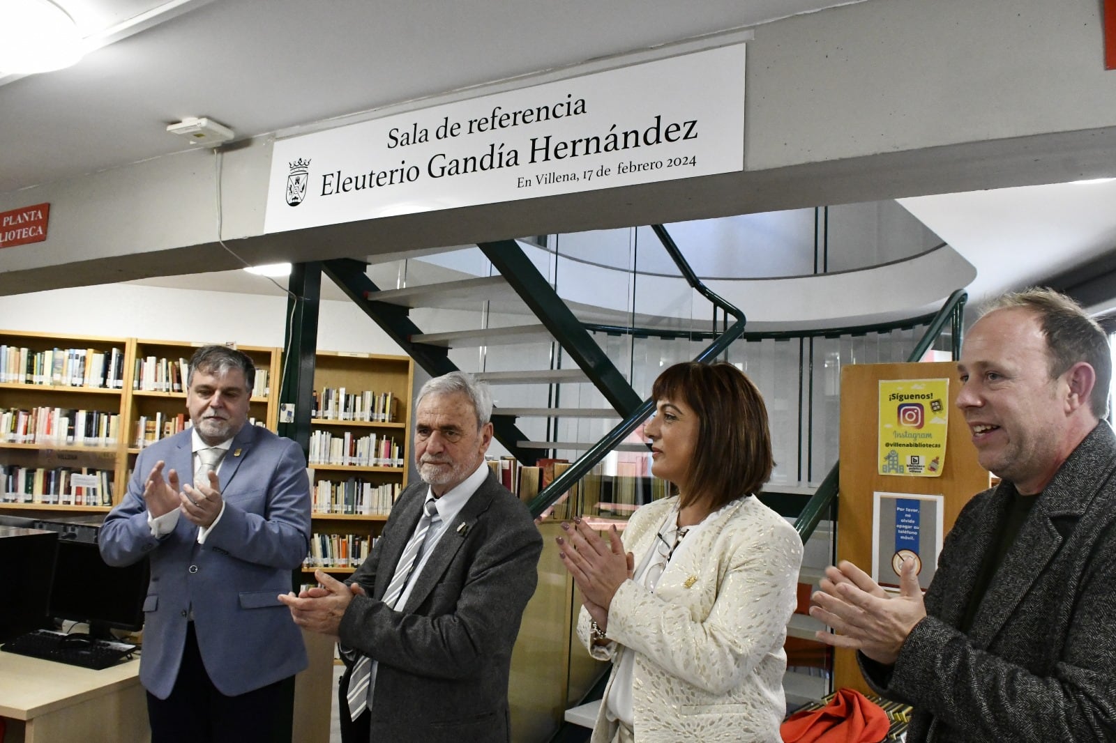 El alcalde descubriendo el rótulo