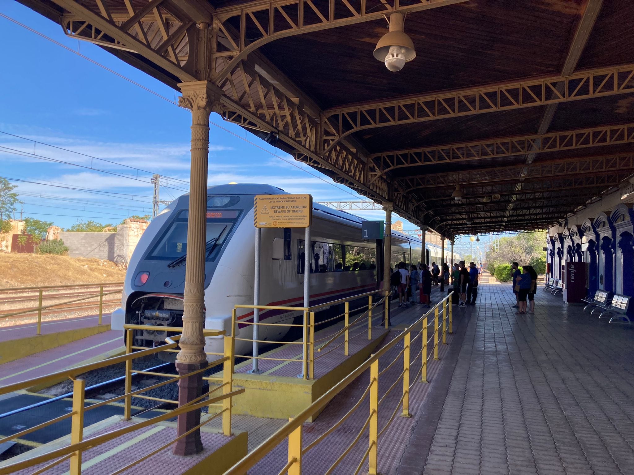 Tren parado en la estación de Valdepeñas (Ciudad Real), antes de partir hacia Madrid