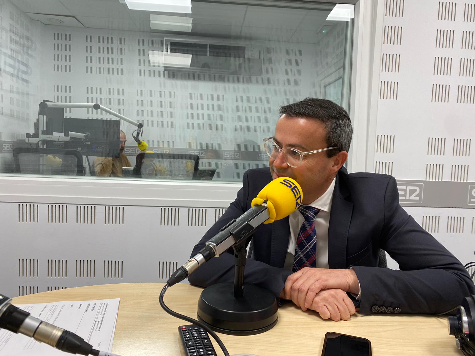 Miguel Ángel Gallardo, en los estudios de Radio Extremadura