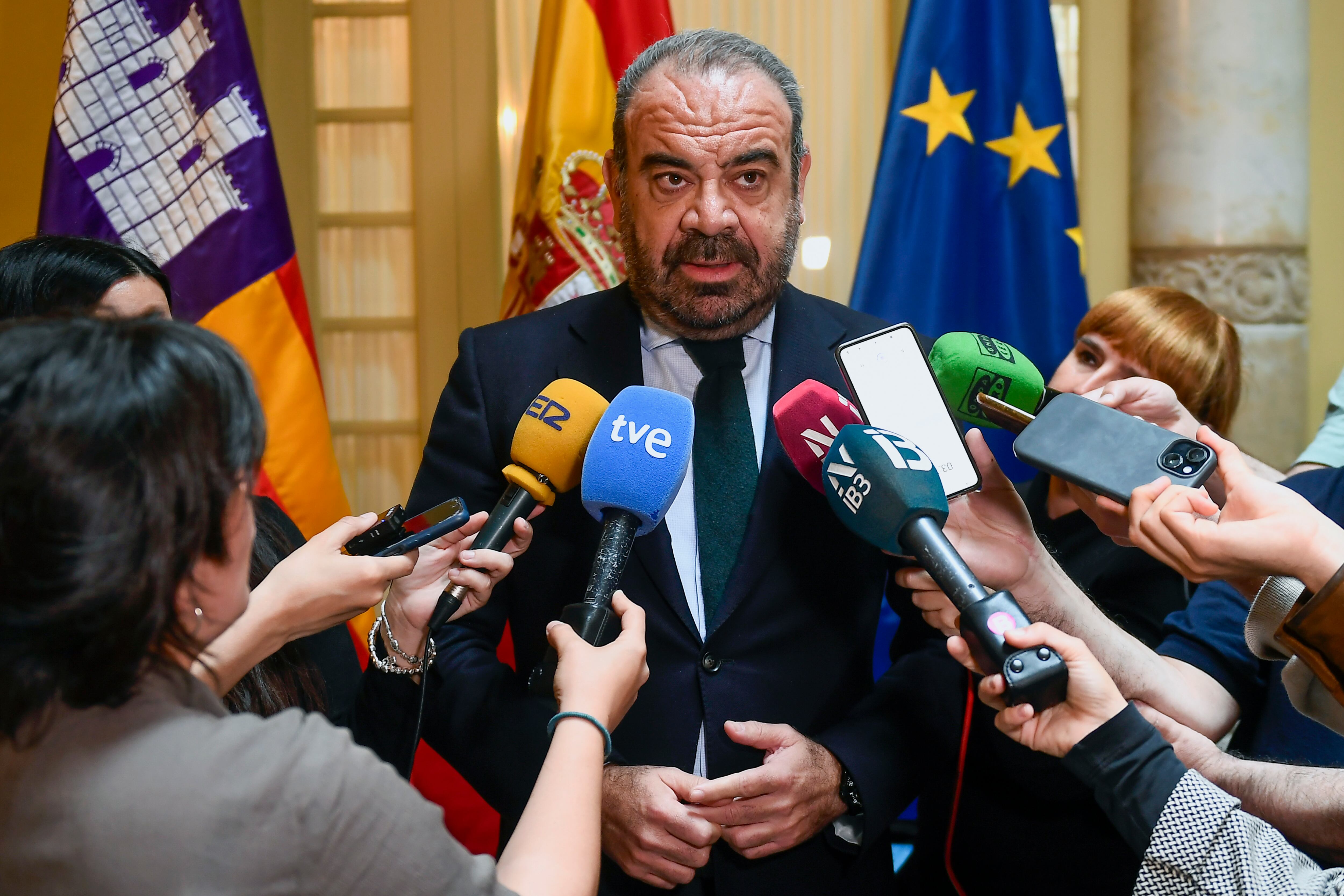 PALMA DE MALLORCA (ESPAÑA), 28/04/2025.- El presidente de Exceltur, Gabriel Escarrer se dirige a los medios de comunicación tras su encuentro entre el presidente del Parlament Balear Gabriel Le Senne (no en la imgan) este lunes en Palma de Mallorca. EFE/ Miquel A. Borràs
