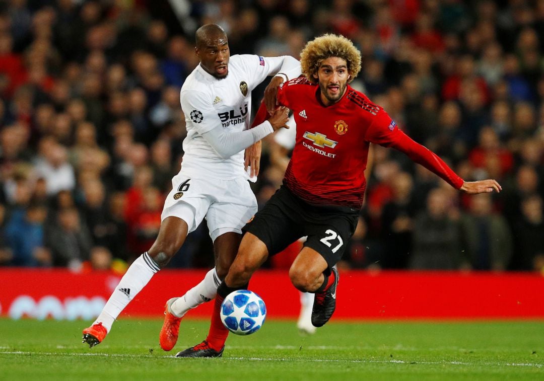 Soccer Football - Champions League - Group Stage - Group H - Manchester United v Valencia - Old Trafford, Manchester, Britain - October 2, 2018  Valencia&#039;s Geoffrey Kondogbia in action with Manchester United&#039;s Marouane Fellaini       REUTERSPhil Noble