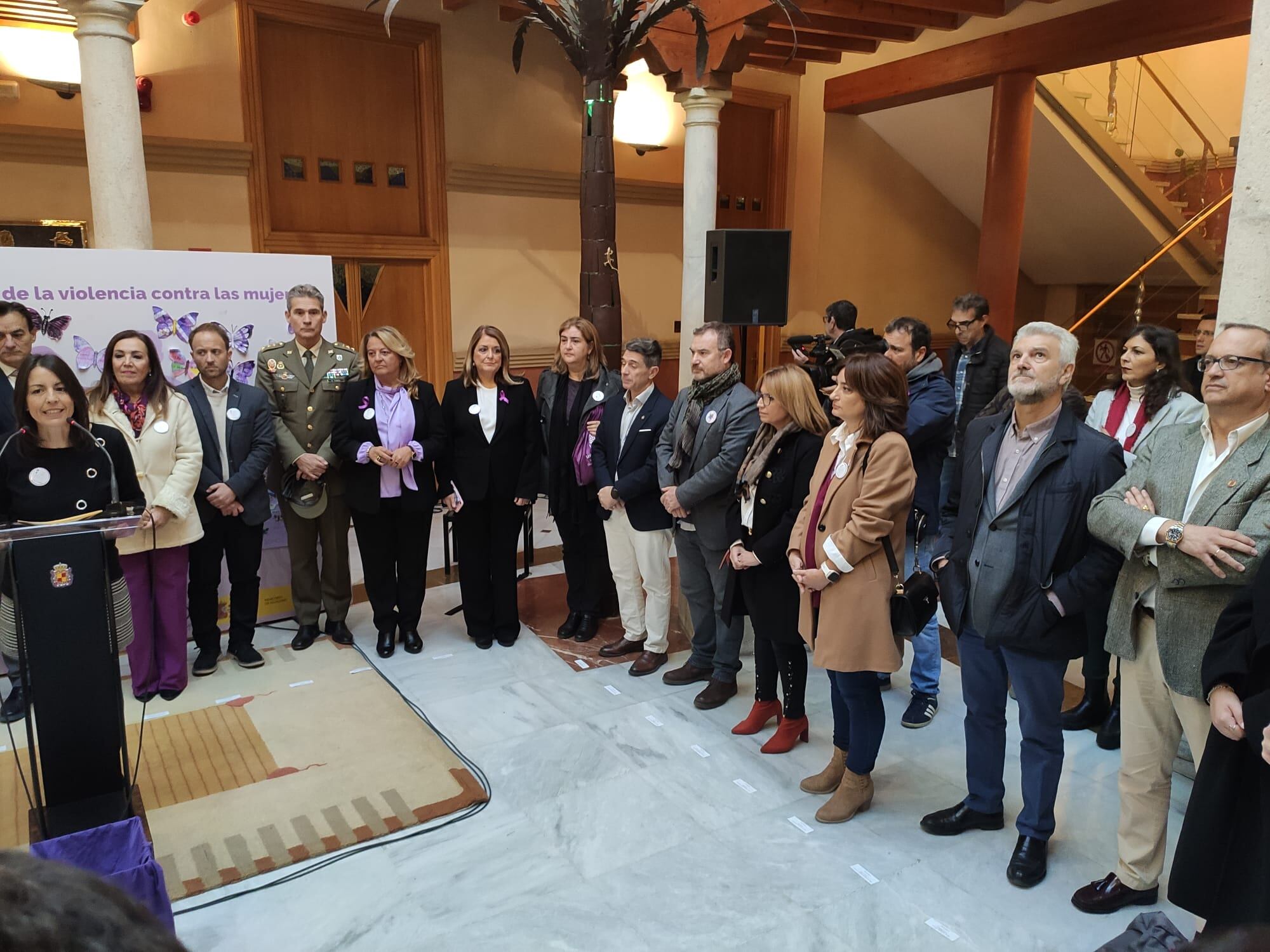 Acto institucional del Ayuntamiento de Jaén con motivo del 25-N al que han asistido los dos concejales de VOX (a la derecha de la imagen)