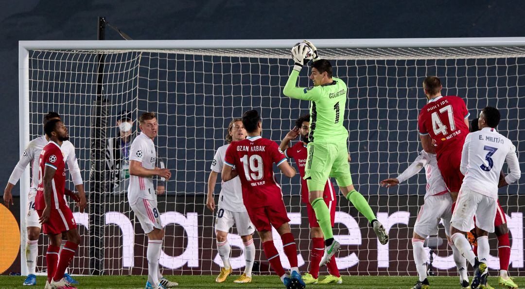 Courtois atrapa un balón a la salida de un córner en el partido de ida contra el Liverpool