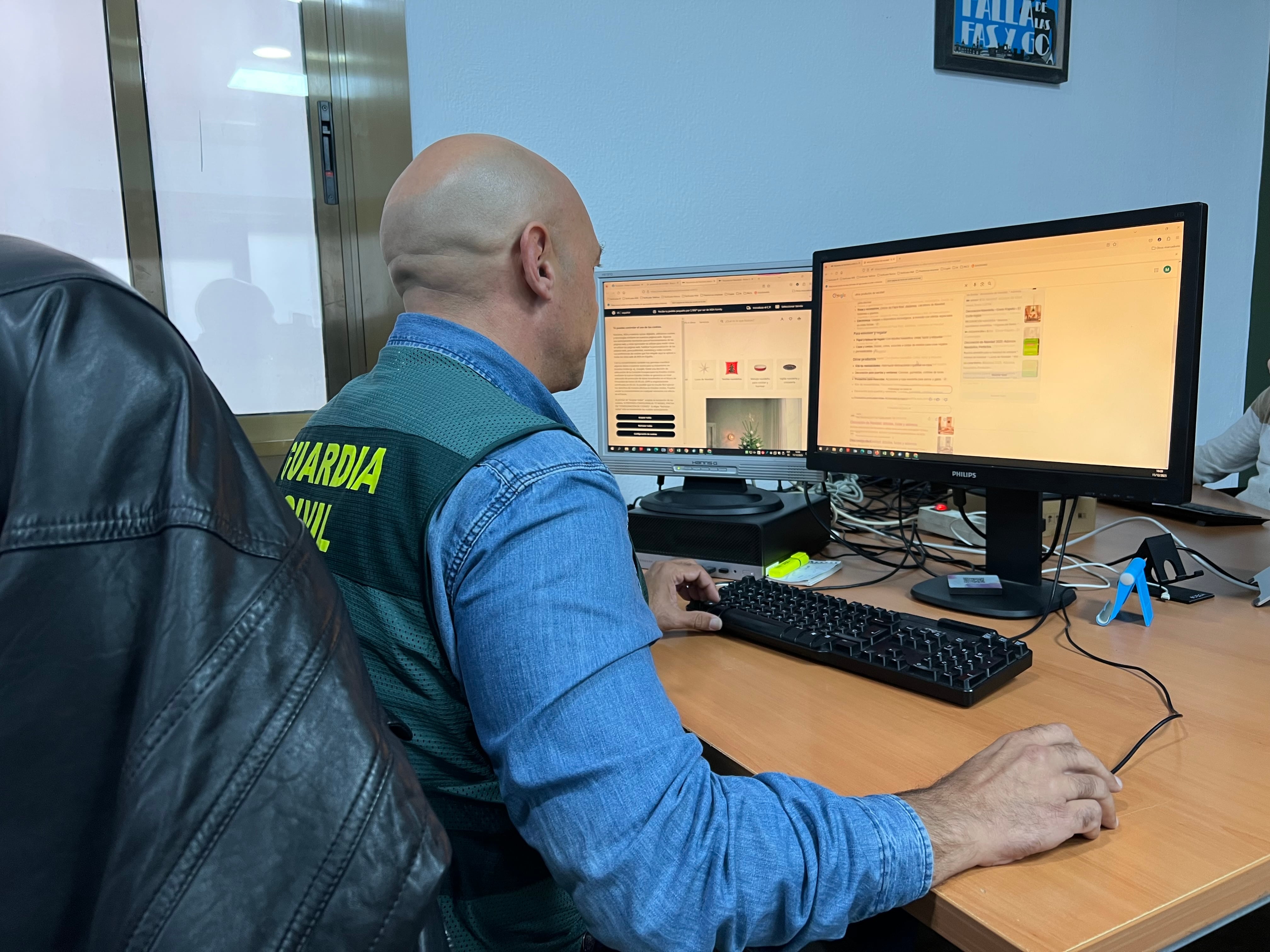 Miembro del equipo @ de la Guardia Civil de València