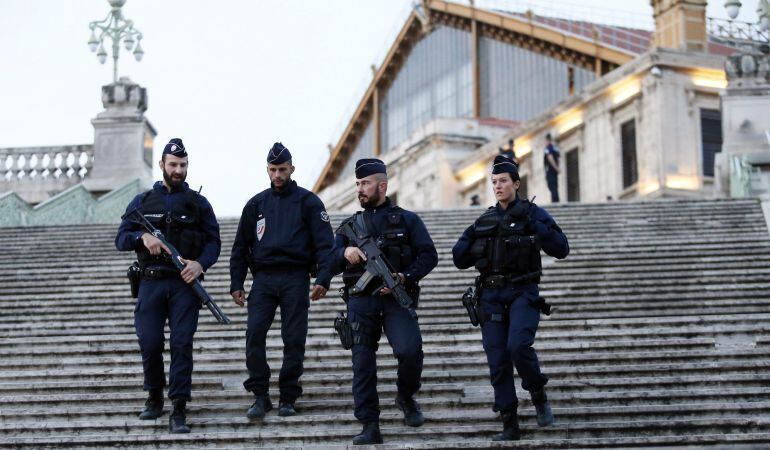 Policías franceses en la estación de tren de Marsella después del ataque a dos mujeres con un cuchillo.