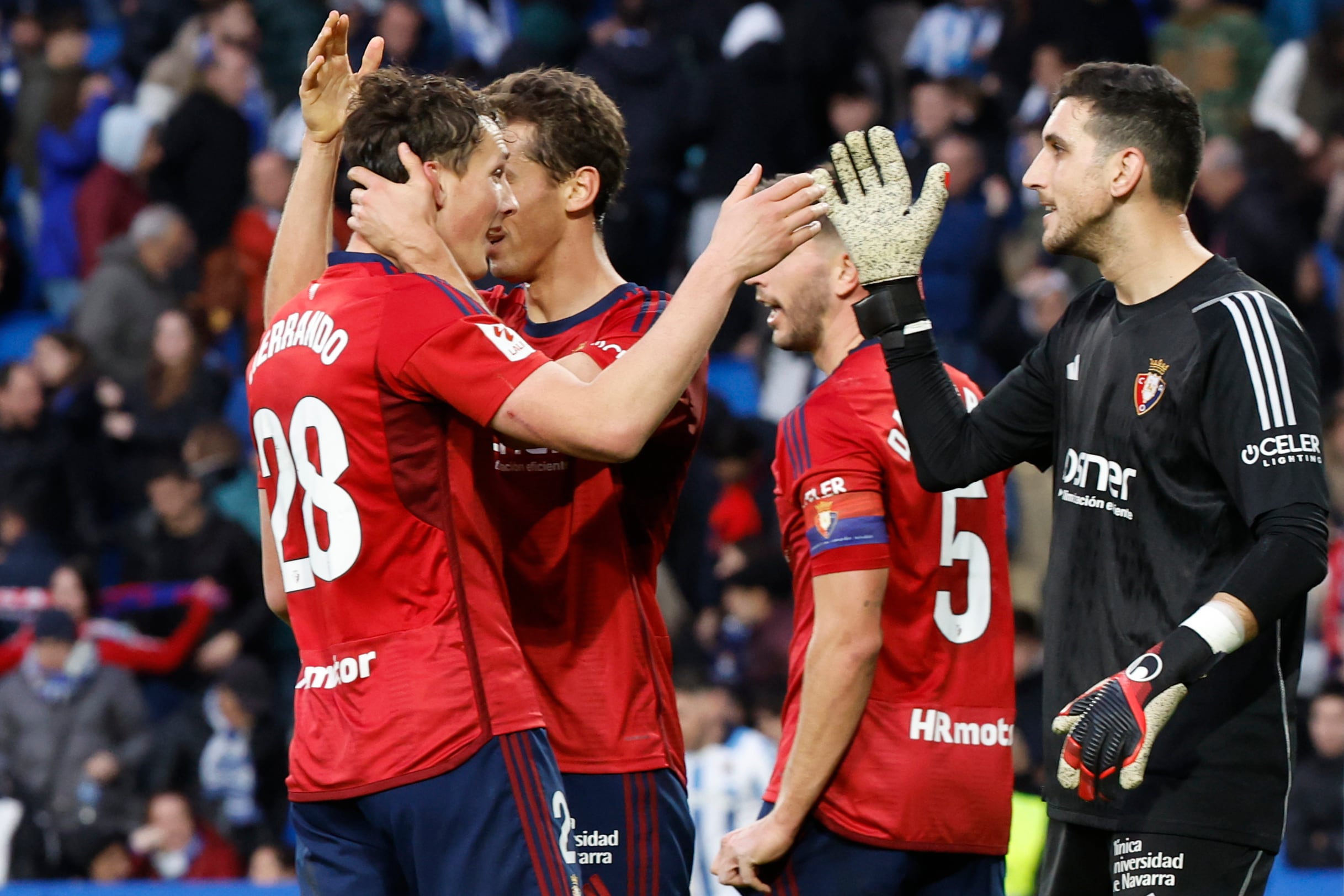 Los jugadores de Osasuna celebran su victoria ante la Real Sociedad en el Real Arena de San Sebastián