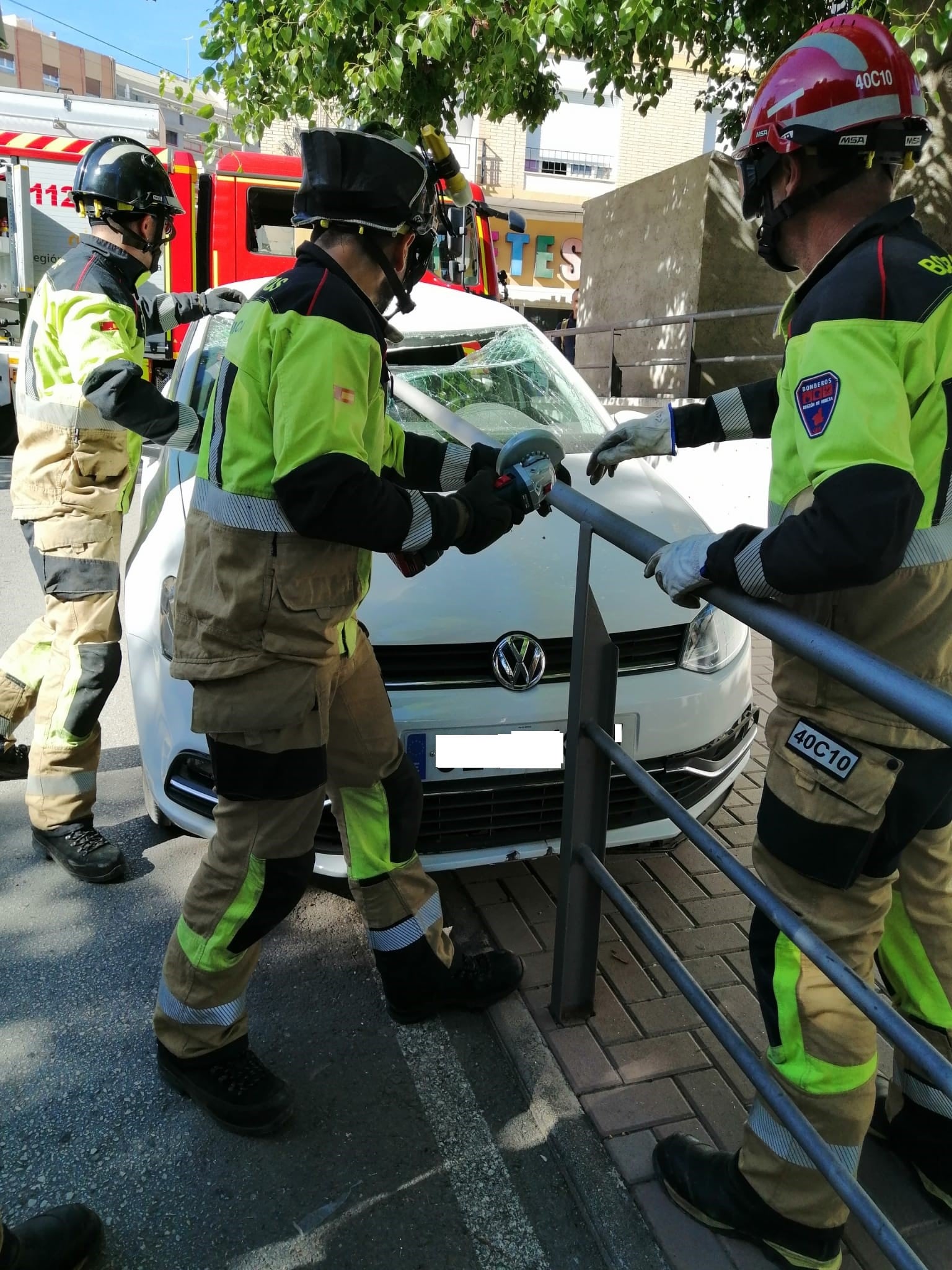 Efectivos del CEIS retiran la valla contra la que ha chocado la conductora - 1-1-2