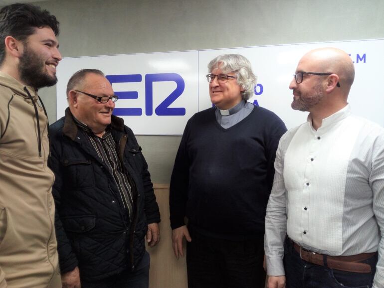 Francisco Martínez, coordinador de la representación, Juan Agost, párroco de Santa Ana, Gabriel Gil, actor que interpreta el papel de Jesús de Nazaret, y Manuel Martínez, presidente de la Asociación de Vecinos barrio Numancia, en Radio Elda