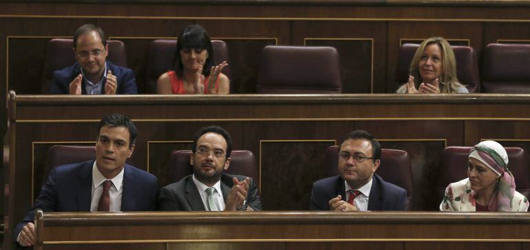 GRA219. MADRID, 15/07/2015.- El secretario general del PSOE, Pedro Sánchez (i), en su escaño junto a diversos disputados socialistas, durante el pleno del Congreso celebrado hoy en la Cámar Baja. EFE/Ballesteros