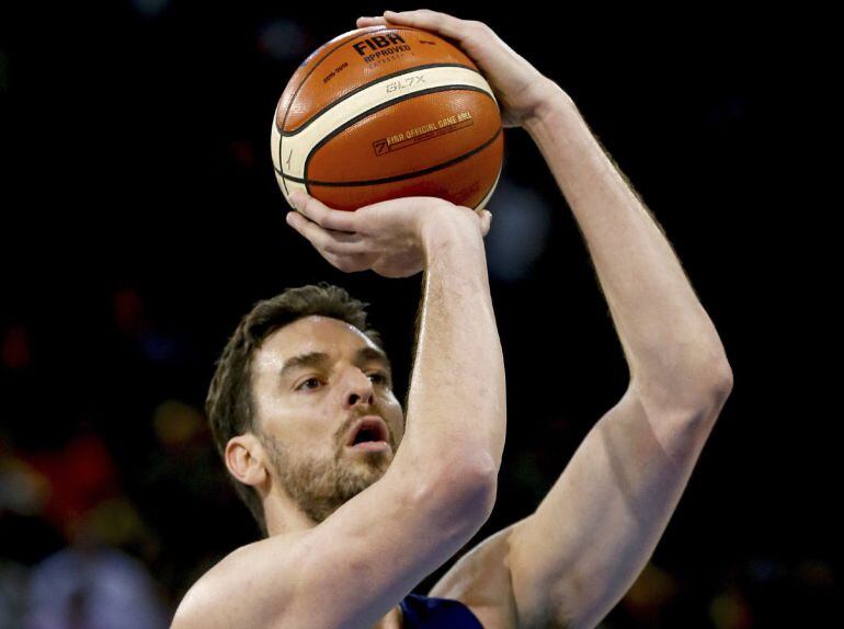 Pau Gasol lanza un tiro libre