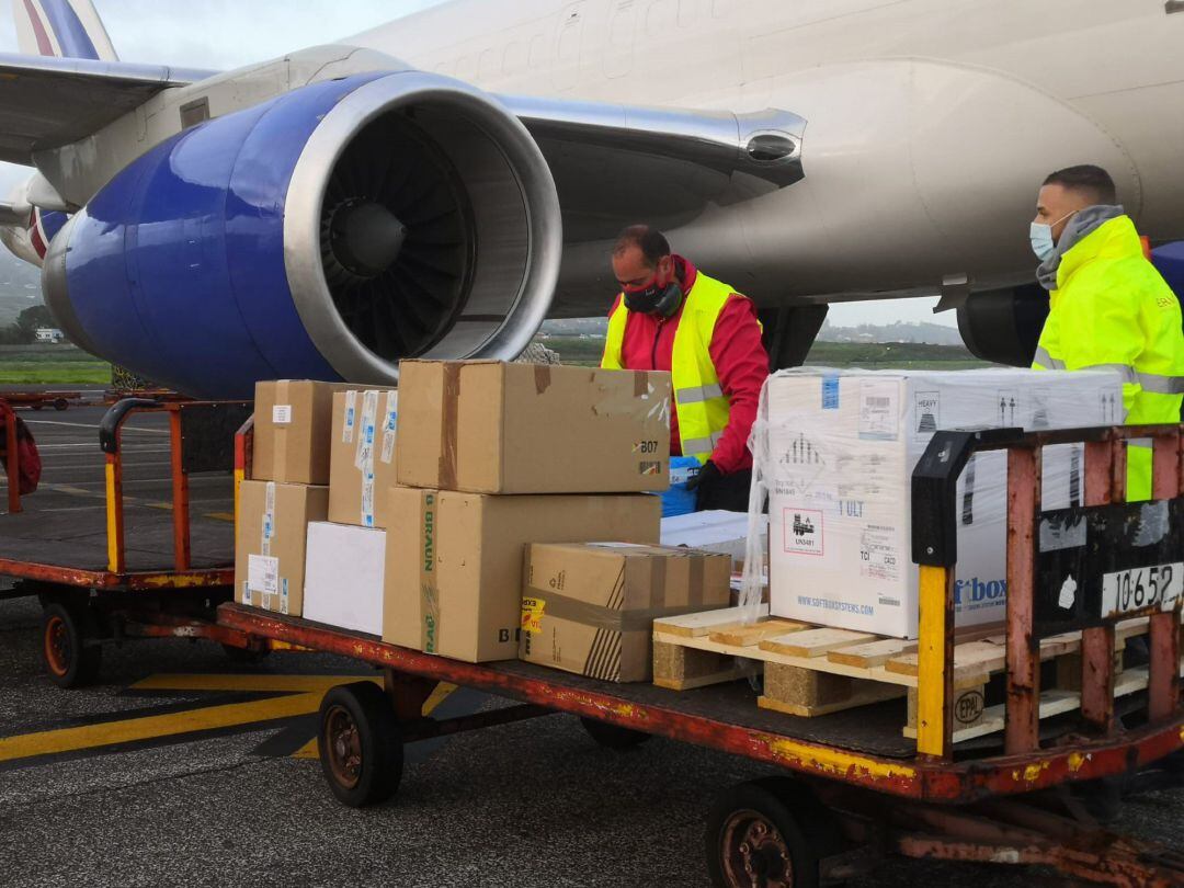 Operarios descargan cajas con la segunda remesa de vacunas contra la Covid-19 en el Aeropuerto de Los Rodeos, en Tenerife