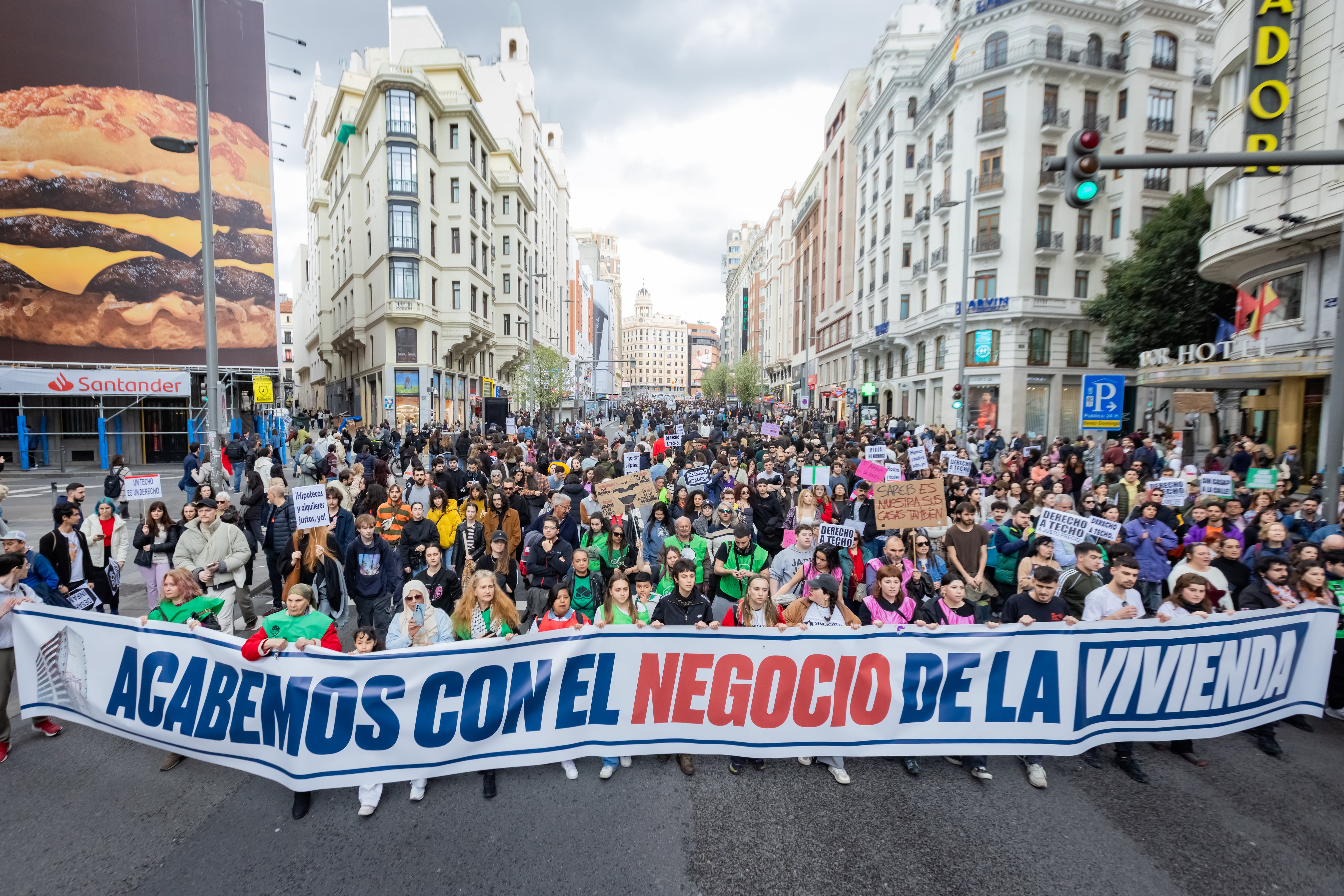 Una manifestación bajo el lema 'Acabemos con el negocio de la vivienda' recorre las calles Madrid