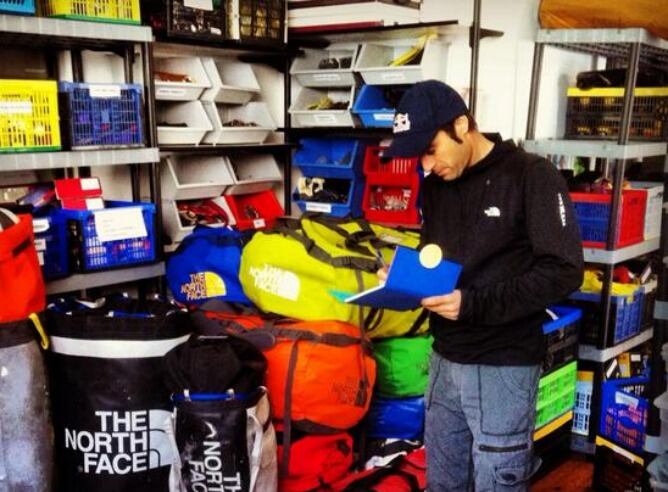 Eneko Pou preparando los petates para viajar a la India y tratar de escalar el Bhagirathi III.
