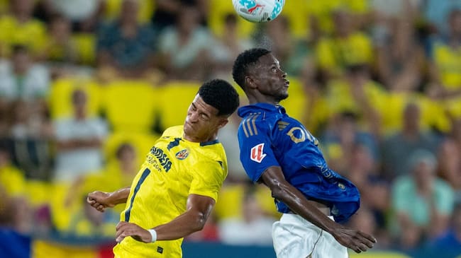 Jugadores disputando el balón