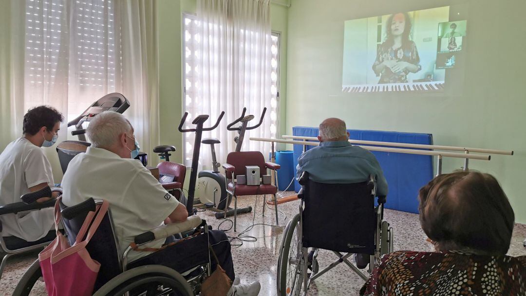 Internos de una residencia asisten a una actividad musical por videoconferencia