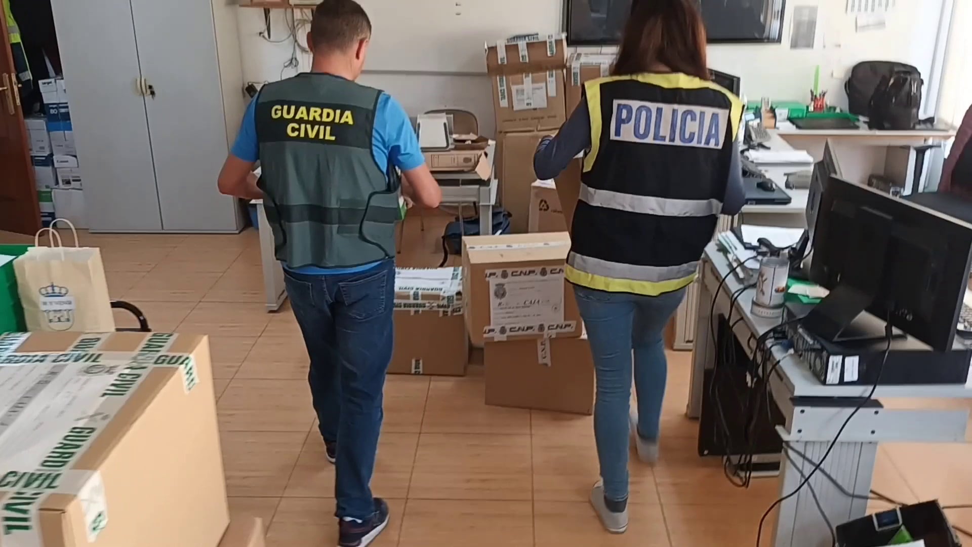 Agentes de la Guardia Civil y de la Policía Nacional trabajan en esta operación conjunta contra el fraude a la Seguridad Social.